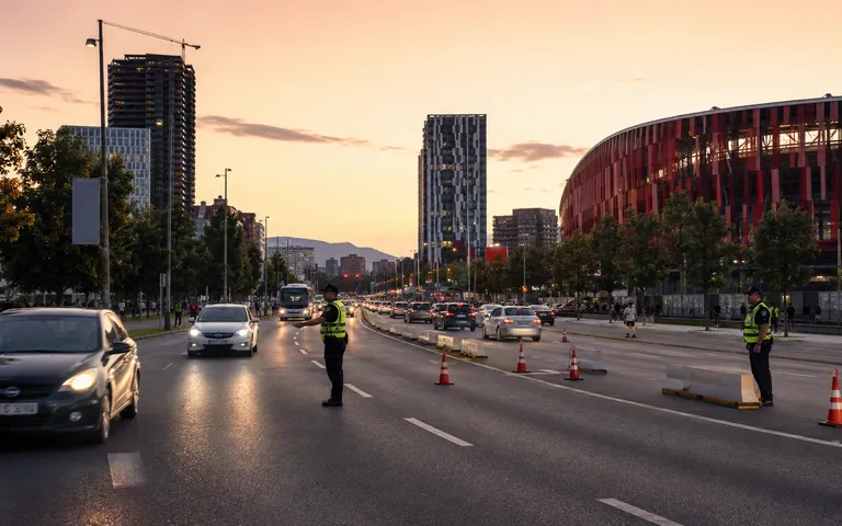 Kufizime të përkohshme të trafikut pranë stadiumit në Tiranë Kufizime të përkohshme të trafikut pranë stadiumit në Tiranë
