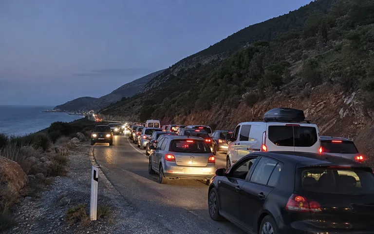 Radhë kilometrike në dalje nga Shëngjini drejt Milotit Radhë kilometrike në dalje nga Shëngjini drejt Milotit